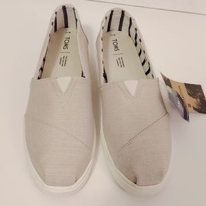 NWT Tom's Ortholite Slip On shoes